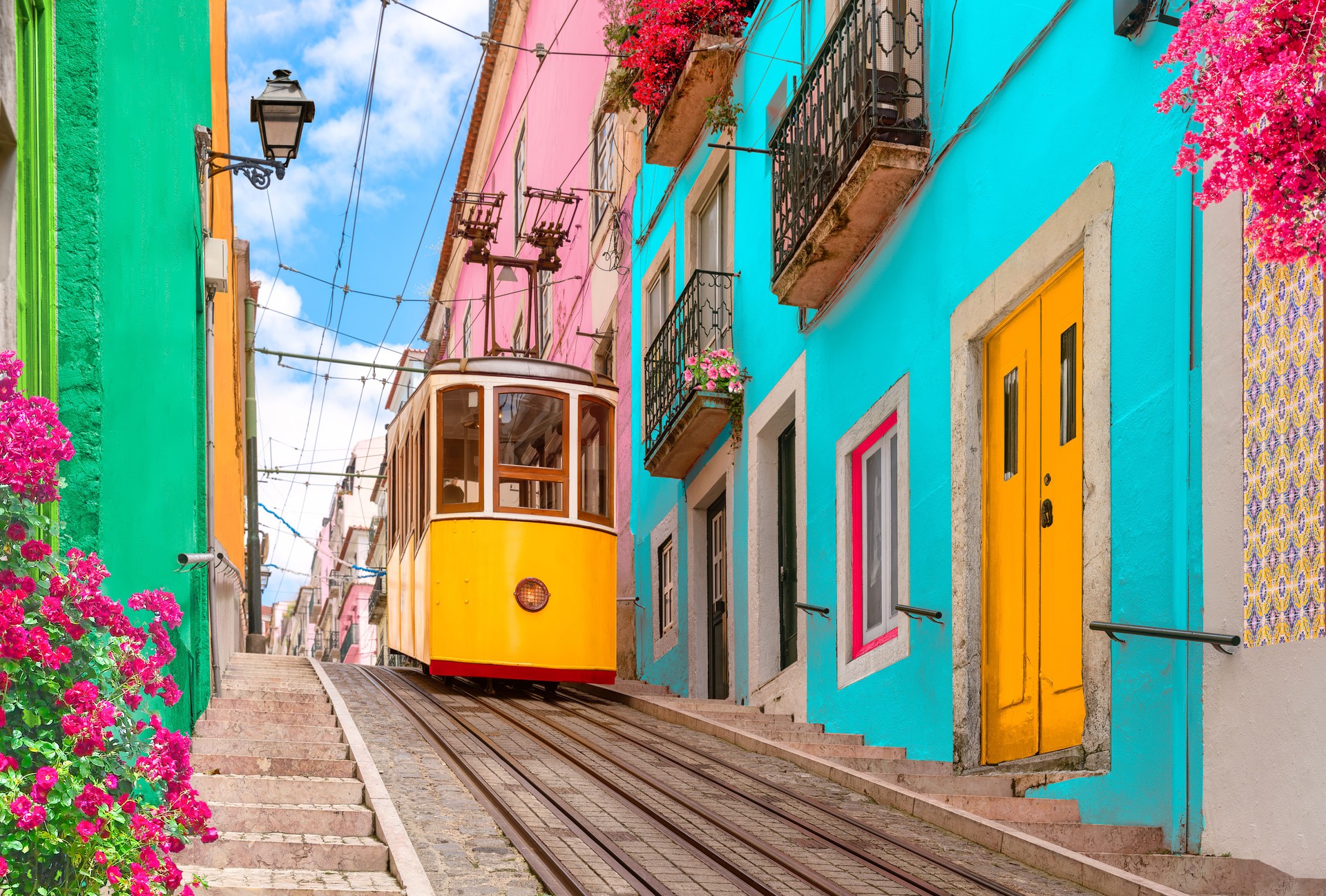 Tram tipico giallo a Lisbona, Portogallo