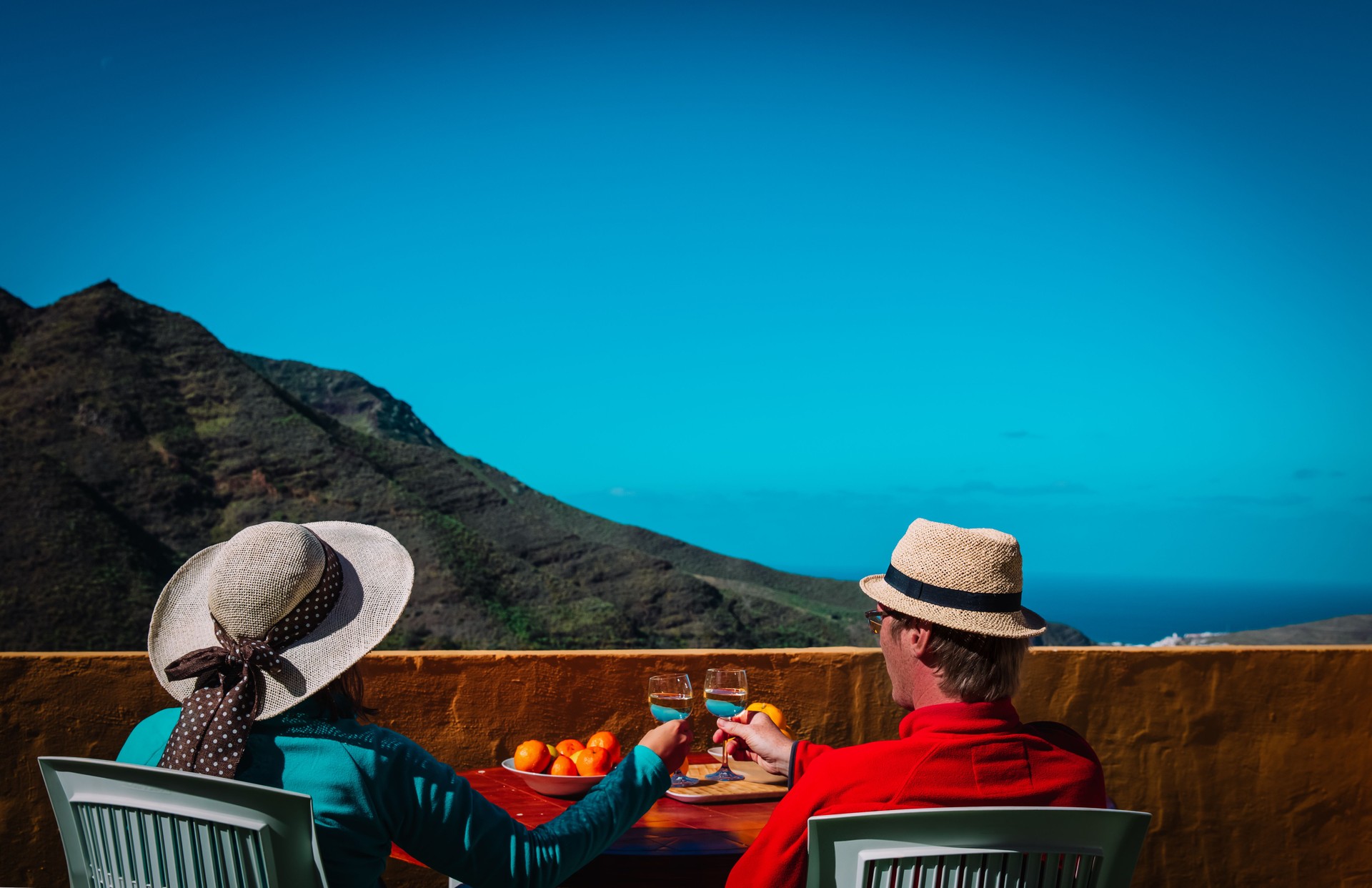 giovane coppia bere vino sulla terrazza balcone con vista panoramica